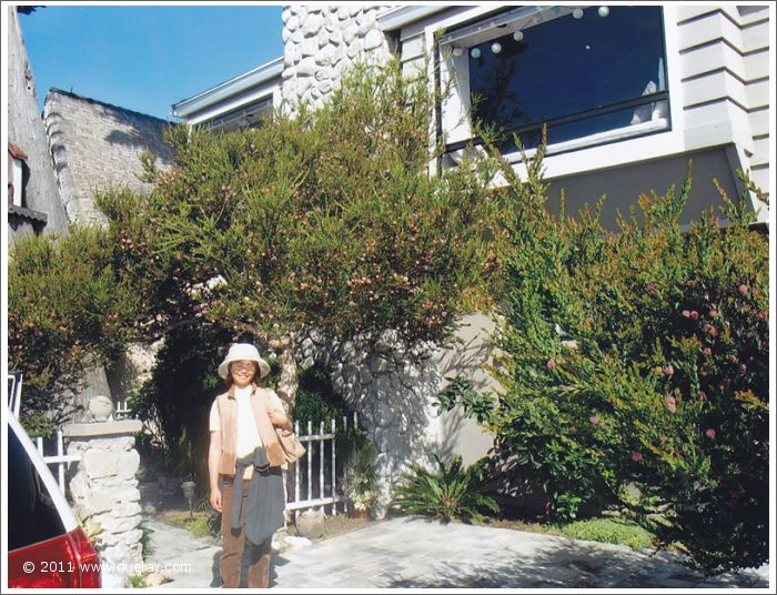 Ting Feng-Chiu in front of our accommodation in Ventura, California (2006)