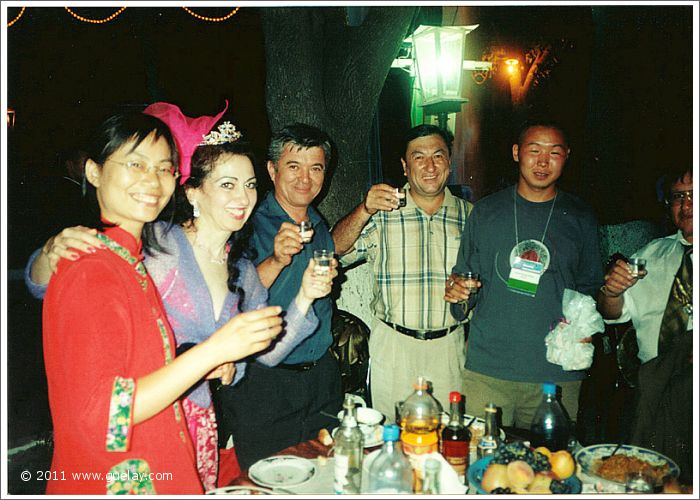 Feng-Chiu and Gülay Princess with friends at Sharq Taronalari Festival in Samarkand (2003)