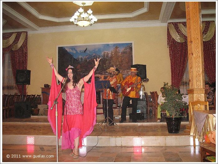Gülay Princess & The Ensemble Aras while performance in the city of Urgut (2007)