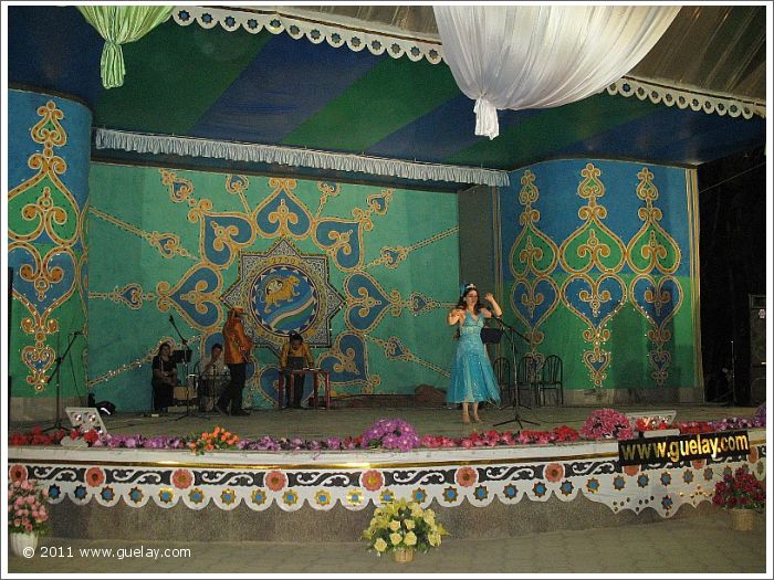 Gülay Princess & The Ensemble Aras, performance in the Park of Youth, Samarkand (2007)